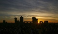  英イングランド南部の古代遺跡「ストーンヘンジ」で行われる夏至の祭りで日の入りを見る人々（2018年6月21日撮影）。(c)Geoff CADDICK / AFP