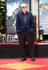 米カリフォルニア（California）州ハリウッド（Hollywood）にあるグローマンズ・チャイニーズ・シアター（Grauman&apos;s Chinese Theatre）で手形を刻むセレモニーに出席する俳優のマイケル・ケイン（Michael Caine、2008年7月11日撮影）。(c)AFP/Getty Images/Alberto E. Rodriguez