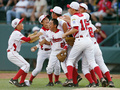 第67回リトルリーグ世界選手権大会（2013 Little League World Series）は25日、米ペンシルベニア（Pennsylvania）州ウィリアムズポート（Willamsport）で決勝が行われ、日本代表の武蔵府中（Musashi Fuchu）が6-4で米国代表のカリフォルニア（California）州チュラビスタ（Chula Vista）に勝利し、世界一に輝いた。

優勝を喜ぶ武蔵府中の選手（2013年8月25日撮影）。(c)AFP/Getty Images/Rob Carr