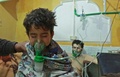シリアの首都ダマスカス近郊の反体制派支配地区、東グータの仮設病院で、化学兵器によるものとみられる攻撃を受け、治療を受ける子どもら（2018年2月25日撮影）。(c)AFP PHOTO / HAMZA AL-AJWEH