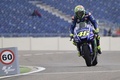 世界ロードレース選手権、第14戦アラゴンGPのフリー走行に臨むモビスター・ヤマハのバレンティーノ・ロッシ（2017年9月22日撮影）。(c)AFP/JAVIER SORIANO