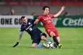 サッカーAFCチャンピオンズリーグ、グループステージ第4節、鹿島アントラーズ対シドニーFC。シドニーFCの選手とボールを競る鹿島アントラーズの伊東幸敏（2018年3月13日撮影）。(c)AFP PHOTO/Toshifumi KITAMURA
