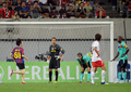 スペイン1部リーグFCバルセロナ（FC Barcelona）は4日、韓国・ソウル（Seoul）で韓国のKリーグ・オールスターと親善試合を行い、途中出場したリオネル・メッシ（Lionel Messi）の2得点などで、5-2で勝利した。 写真は試合中にピッチに乱入したファン。（2010年8月4日撮影）(c)AFP/CHOI WON-SUK