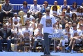14-15NBAファイナル制覇を飾り、本拠地オークランドでスピーチを行うゴールデンステイト・ウォリアーズのクレイ・トンプソン（2015年6月19日撮影）。(c)AFP/Getty Images/Thearon W. Henderson
