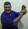マレーシア・クアラルンプールの裁判所で、受刑者が着用するような服と手錠姿でおどけてみせる風刺漫画家のズルキフリー・アンワル・ウルハケ（ペンネーム：ズナール）氏（2015年4月3日撮影）。(c)AFP/MOHD RASFAN