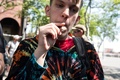 南アフリカ・ヨハネスブルクの憲法裁判所で、大麻の個人使用は合法との判断が下されたことを受けて、マリフアナを使用する人々（2018年9月18日撮影）。(c)WIKUS DE WET / AFP