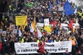 ハンガリーの首都ブダペストで行われた労働法改正法案に反対する大規模なデモに参加した労働組合員やその支援者ら（2018年12月8日撮影）。(c)ATTILA KISBENEDEK / AFP