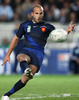 パントキックを放つフランスのフレデリック・ミシャラク（%%Frederic Michalak%%）。(c)AFP/FRANCK FIFE
