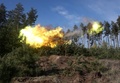 ウクライナ東部ハルキウ州で、砲撃を行うウクライナ部隊（2022年10月17日撮影、資料写真）。(c)Anatolii Stepanov / AFP