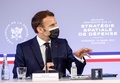 フランス・トゥールーズにある国立宇宙研究センター（CNES）で、同国初の宇宙軍事演習を視察するエマニュエル・マクロン大統領（2021年3月12日撮影）。(c)STEPHANE MAHE / POOL / AFP