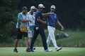 男子ゴルフ米国ツアー、フェデックス・カップ、プレーオフ初戦、ザ・ノーザントラスト最終日。優勝を決め、ハリス・イングリッシュ（右）と肘を突き合わせるダスティン・ジョンソン（2020年8月23日撮影）。(c)Maddie Meyer/Getty Images/AFP