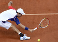 全仏オープンテニス（French Open 2013）は1日、男子シングルス3回戦が行われ、大会第13シードの錦織圭（Kei Nishikori）は6-3、6-7、6-4、6-1で第24シードのブノワ・ペール（Benoit Paire、フランス）を下し、4回戦に進出した。

リターンを狙う錦織圭（2013年6月1日撮影）。(c)AFP/MARTIN BUREAU