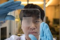韓国・ソウル郊外の成均館大学で、タコの吸盤をヒントに作成された吸着パッドを見つめる学生（2017年6月16日撮影）。(c)AFP/Ed JONES