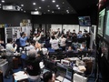 神奈川県相模原市の宇宙科学研究所（ISAS）で、宇宙航空研究開発機構（JAXA）の小惑星探査機「はやぶさ2」のTCM-5（地球圏離脱のための軌道修正）成功を確認し、喜ぶプロジェクトメンバー。ISAS提供（2020年12月5日撮影）。(c)Yutaka IIJIMA / JAXA / AFP
