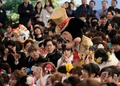 千葉県浦安市の東京ディズニーランドで行われた成人式で、新成人を祝福するミッキーマウス（2020年1月13日撮影）。(c)Kazuhiro NOGI / AFP