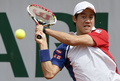 全仏オープンテニス（French Open 2013）は1日、男子シングルス3回戦が行われ、大会第13シードの錦織圭（Kei Nishikori）は6-3、6-7、6-4、6-1で第24シードのブノワ・ペール（Benoit Paire、フランス）を下し、4回戦に進出した。

リターンを打つ錦織圭（2013年6月1日撮影）。(c)AFP/PATRICK KOVARIK