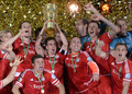 サッカードイツカップ2012-13（German Cup 2012-13）は1日、決勝が行われ、バイエルン・ミュンヘン（Bayern Munich）が3-2でVfBシュツットガルト（VfB Stuttgart）を下し、ドイツ勢としては初のトレブル（三冠）を達成した。

優勝トロフィーを手に歓喜するバイエルン・ミュンヘンの選手（2013年6月1日撮影）。(c)AFP/CHRISTOF STACHE