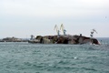 ウクライナ南部クリミア（Crimea）半島西岸にあるドヌズラフ（Donuzlav）湖の黒海（Black Sea）に通じる出入り口部分に沈められたロシア艦艇（2014年3月8日撮影）。(c)AFP/KATHERINE HADDON