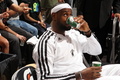 米プロバスケットボール協会（NBA）は5日、12-13レギュラーシーズンの最優秀選手（MVP）を発表し、マイアミ・ヒート（Miami Heat）のレブロン・ジェームズ（LeBron James）を選出した。

ここでは同選手の12-13レギュラーシーズンを写真で振り返る。

試合前のベンチで水分を補給するレブロン・ジェームズ（2013年3月24日撮影）。(c)AFP/Getty Images/NBAE/Issac Baldizon