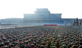北朝鮮の平壌（Pyongyang）で16日に開かれた朝鮮人民軍の集会を撮影したとされる写真。集会では錦繍山太陽宮殿（Kumsusan Palace of the Sun）前で朝鮮人民軍数千人による行進が行われた（2013年12月16日公開）。(c)AFP/KCNA via KNS