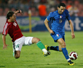 ドリブル突破を図るイタリアのジャンルカ・ザンブロッタ（%%Gianluca Zambrotta%%）。(c)AFP/FERENC ISZA