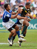サモアの選手からタックルを浴びる南アフリカのの%%Renfred Dazel%%（右）。(c)AFP/LAURENT FIEVET