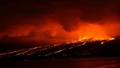 エクアドル・ガラパゴス諸島のイサベラ島で起きたシエラネグラ火山の噴火と斜面を流れ下る溶岩（2018年6月27日撮影）。(c)AFP PHOTO / GALAPAGOS NATIONAL PARK / GIANCARLO TOTI