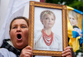 ウクライナ・キエフ（Kiev）の最高裁前に集まったユリヤ・ティモシェンコ（Yulia Tymoshenko）前首相の支持者(2012年8月29日撮影)。(c)AFP/INNA SOKOLOVSKAYA