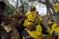 2008年3月21日、インド・ニューデリー（New Delhi）で、中国大使館に突入を図り、インドの警察官ともみ合う亡命チベット人。(c)AFP/Manpreet ROMANA