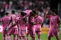 MLSカップ、イースタンカンファレンス1回戦（3回戦制）、インテル・マイアミ対アトランタ・ユナイテッド。勝ち越し点を挙げ、リオネル・メッシ（中央上）と喜ぶインテル・マイアミのジョルディ・アルバ（中央下、2024年10月25日撮影）。(c)Rich Storry/Getty Images/AFP