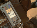 米航空宇宙局（NASA）の火星探査車キュリオシティー（Curiosity）は8日、火星拡大鏡撮像装置（MAHLI）が防塵（じん）カバーを外した状態での撮影を行った。

写真は、キュリオシティーのアームの根元部分にある較正用ターゲットの画像。アーム部分に取り付けられたMAHLIが9月9日に撮影した。

MAHLIはフォーカス調整が可能で、この画像は同じ撮影箇所で、較正用ターゲットに焦点を合わせた画像と、車輪と地表に焦点を合わせた画像を合成して1枚にしたもの。較正用ターゲットには色や測量の基準の他、アブラハム・リンカーン（Abraham Lincoln）元大統領の横顔が刻まれた米国の1セント硬貨（ペニー）も取り付けられている。この硬貨は地質学者が石などの接写時にサイズ比較のために使う。

ターゲットの表面には探査車の降下ステージで舞い上げられた土ぼこりが付着している（2012年9月9日撮影）。(c)AFP/NASA/JPL-Caltech/Malin Space Science Systems