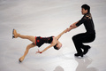 12-13フィギュアスケートGPシリーズ第5戦、エリック・ボンパール杯（Trophee Eric Bompard 2012)は16日、フランス・パリ（Paris）のベルシー体育館（Palais omnisports de Paris-Bercy）でペア・ショートプログラム（SP）が行われ、ロシアの川口悠子（Yuko Kawaguchi）/アレクサンドル・ スミルノフ（Alexander Smirnov）組が66.78点で首位に立った。

59.92点で3位につけた中国の彭程（Cheng Peng、チェン・ペン）/張昊（Zhang Hao、ツァン・ハオ）組（2012年11月16日撮影）。(c)AFP/FRED DUFOUR
