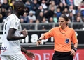 18-19フランス・リーグ1第34節、アミアン対ストラスブール。試合を担当したステファニー・フラパール主審（右、2019年4月28日撮影）。(c)FRANCOIS LO PRESTI / AFP