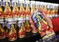 燃えるロシア大統領府（クレムリン）のイラストをあしらった缶ビール。ウクライナ西部リビウのプラウダ醸造所で（2022年12月19日撮影）。(c)YURIY DYACHYSHYN / AFP
