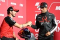 ロードレース世界選手権、第16戦日本GP、MotoGPクラス決勝に向けた記者会見でドゥカティ・レノボ・チームのフランチェスコ・バニャイア（左）と握手を交わすプラマック・レーシングのホルヘ・マルティン（2024年10月3日撮影）。(c)Toshifumi KITAMURA / AFP