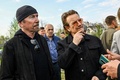 ウクライナの首都キーウ近郊ブチャで集団埋葬地を訪れたロックバンド「U2」のボノさん（右）とジ・エッジさん（左、2022年5月8日撮影）。(c)Genya SAVILOV / AF