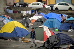 メキシコ首都に米国目指す移民のテント