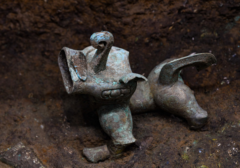 三星堆遺跡、新たに500点余りが出土 黄金仮面や青銅神壇など