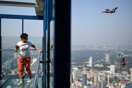 300メートルのタワーからジャンプ！ 見ている方もドキドキ マレーシア