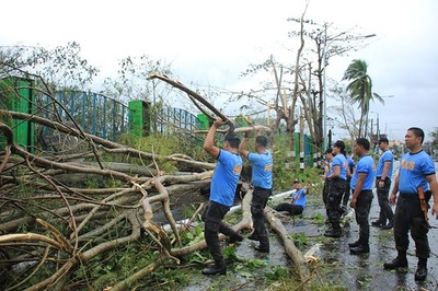 台風28号通過のフィリピンで2人死亡 首都の空港は閉鎖