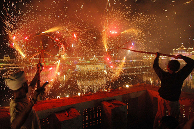 シーク教開祖生誕538周年、盛大な祭り開かれる