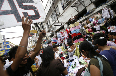 フィリピンのクリスマス商戦、買い物客が直前のバーゲンに殺到