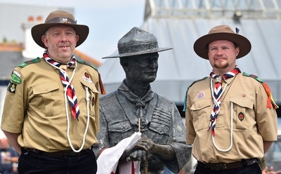 「スカウト運動」創始者の銅像守れ、撤去発表で住民ら集まる
