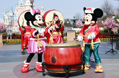 上海ディズニーも春節お祝いモードに 来場者と「新年」を迎える喜び分かち合う