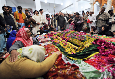 ブット氏暗殺から1年、追悼式典に数万人 パキスタン