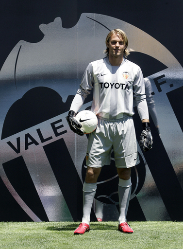 バレンシア ヒルデブラントの入団会見を行う