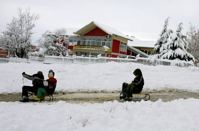 子どもたち大喜び、コソボの初雪