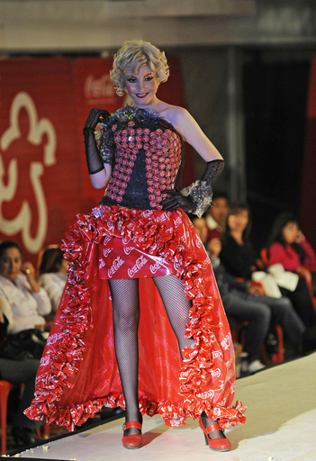 CDやペットボトルのふたがドレスに、資源リサイクル・ファッション ボリビア