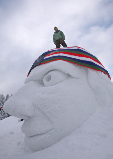巨大な雪像、帽子は手編みだぞ ドイツ