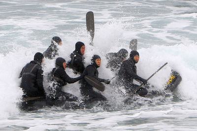 韓国海軍特殊部隊、荒波のボート演習